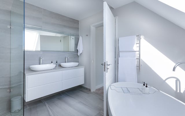 Badezimmer reinigen: So wird alles blitzblank sauber